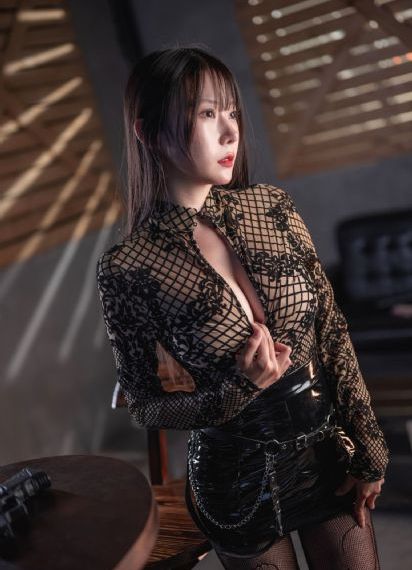 坏人用剪刀剪掉衣服的视频_1080手机在线看
